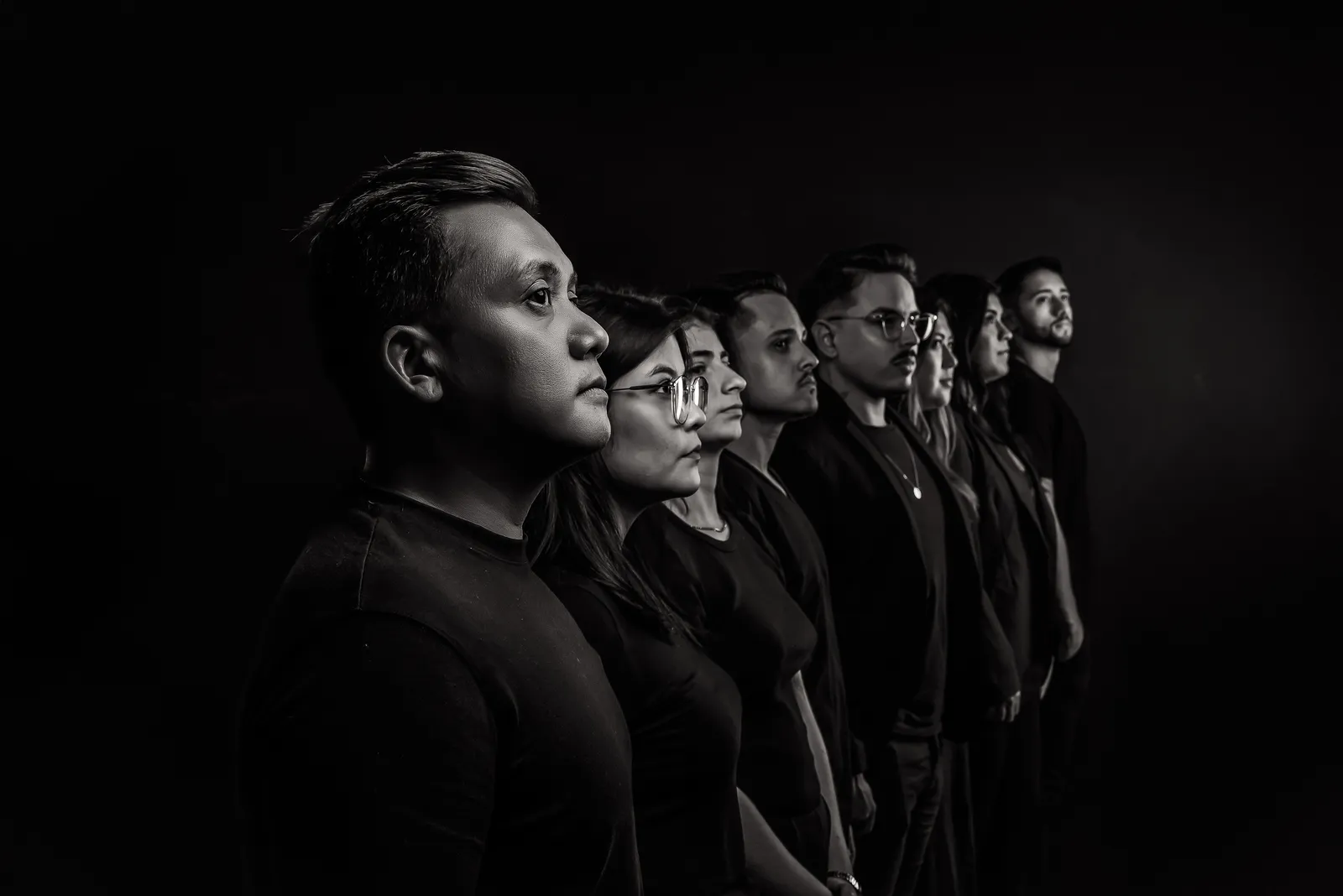 Equipe da Nonaka ADS em fila, de perfil, em foto preto e branco
