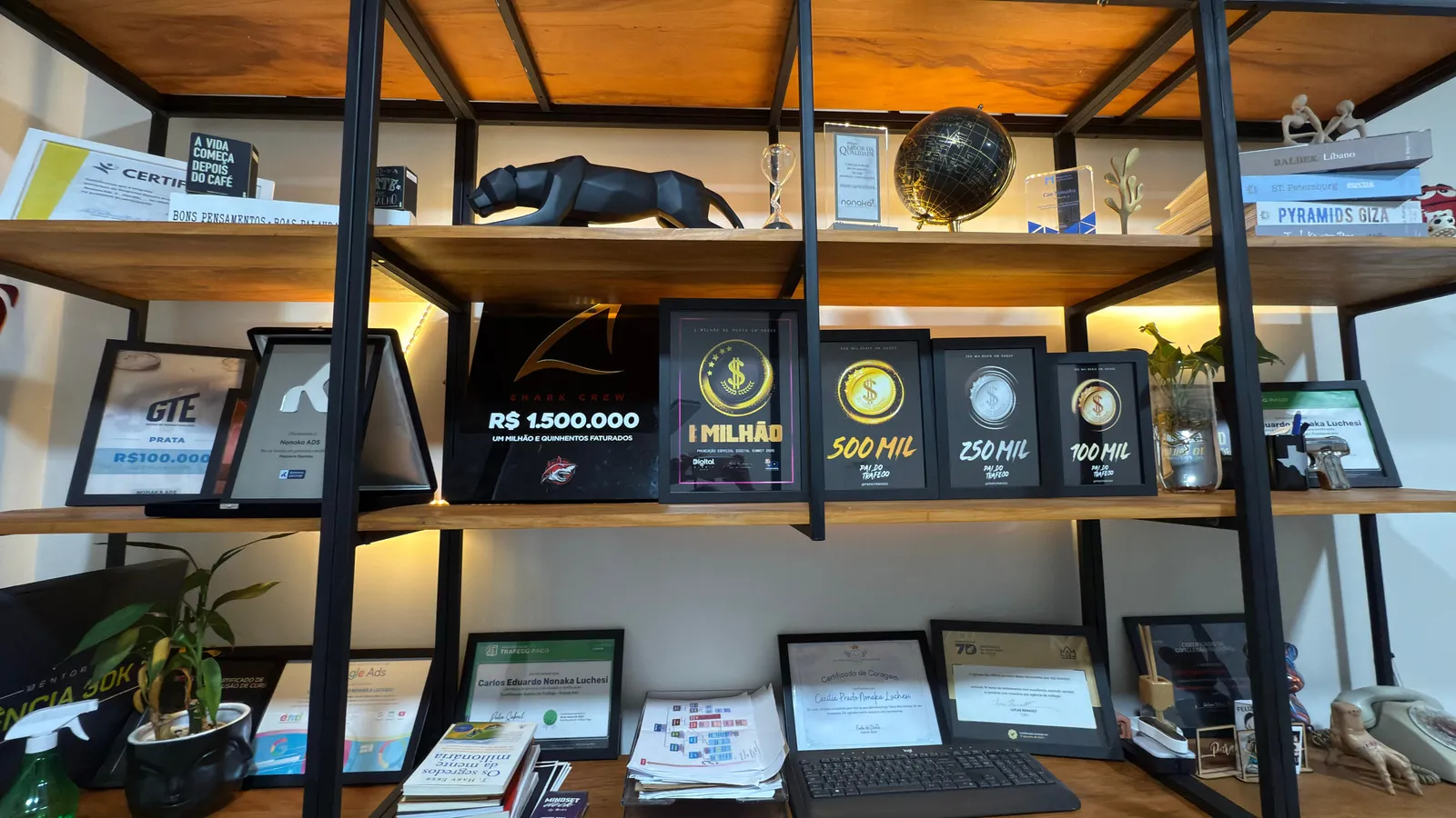 Estante com placas de premiação da Nonaka ADS